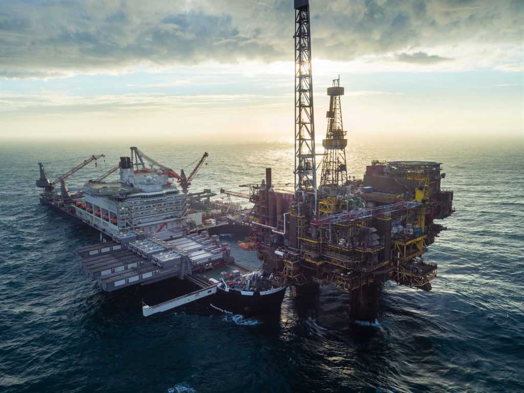 02-Pioneering-Spirit-moving-in-around-the-Bravo-platfor.jpg