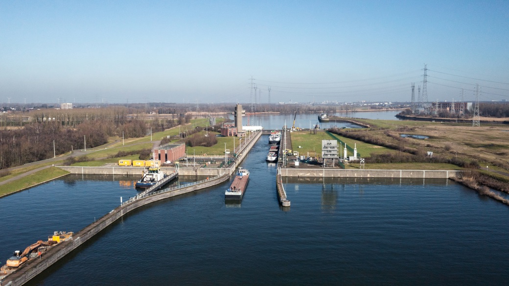 Zulu 04 barge, used as Autoship demonstrator, entering Wintam Sea Lock .