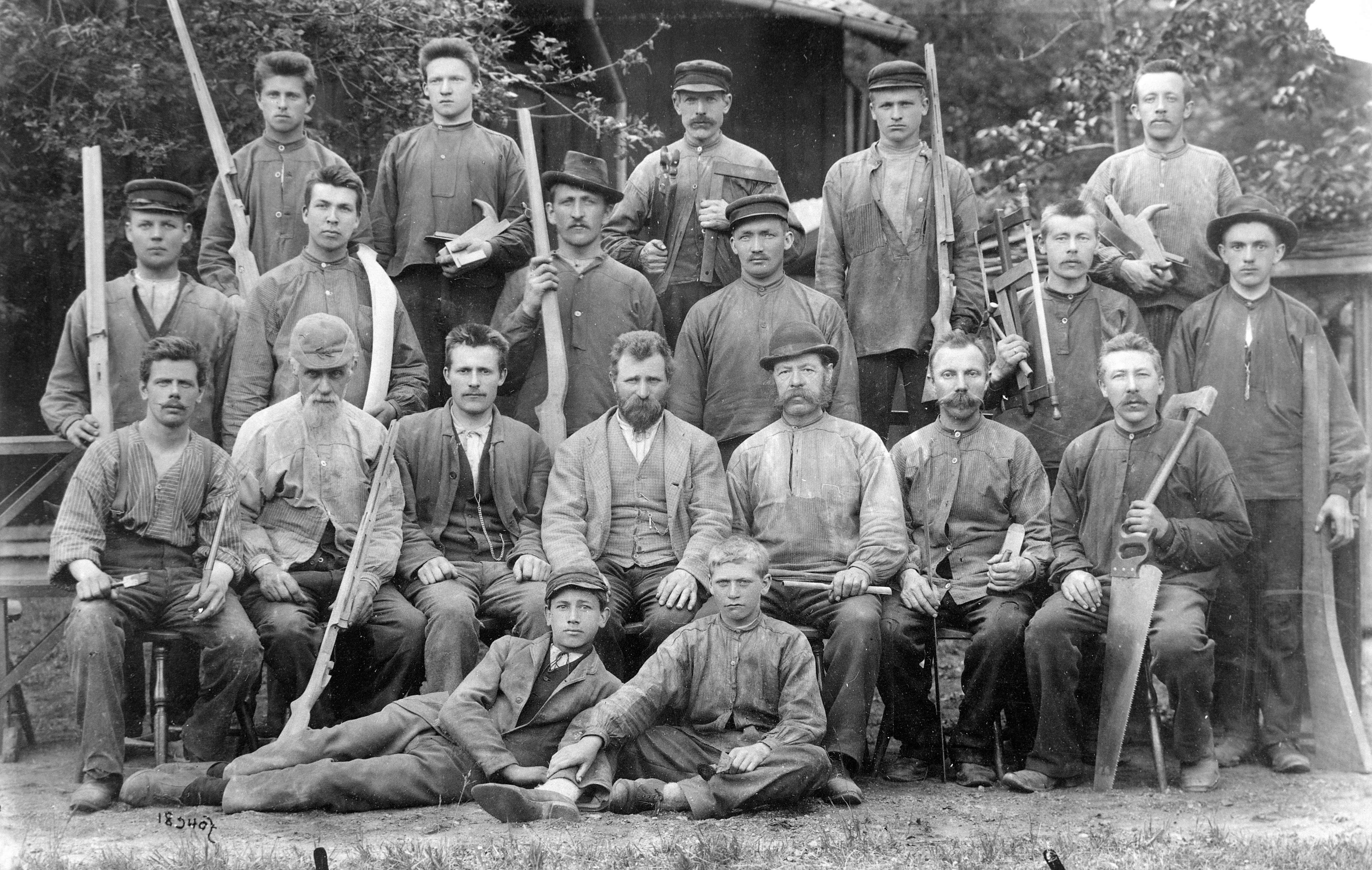 Historical picture of working men at Kongsberg Arms Factory