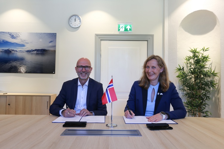 Atle Wøllo and Gro Jære signing agreement