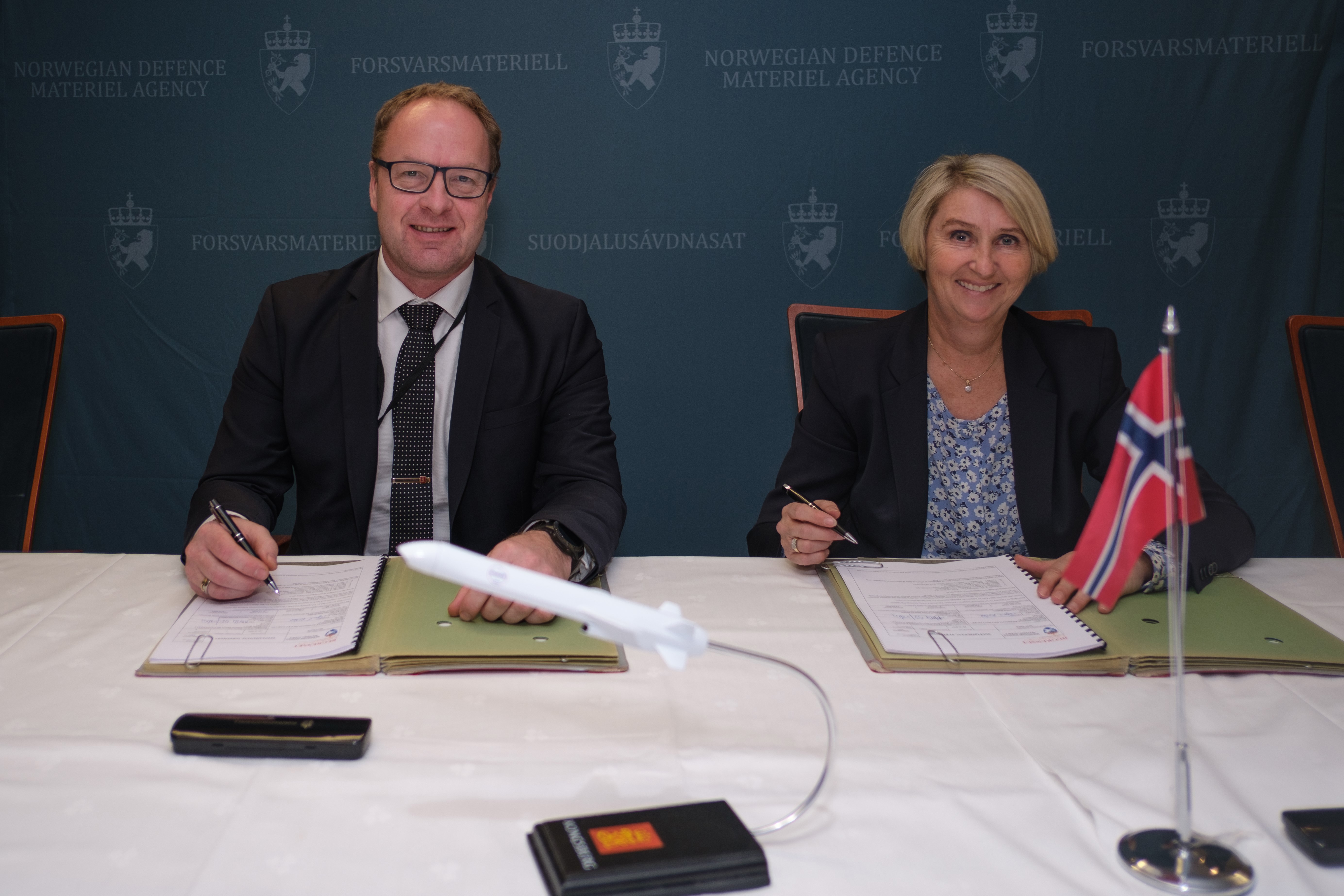 Signing of contract. Photo of Øivind Kolseth and Mette Sørfonden from FMA