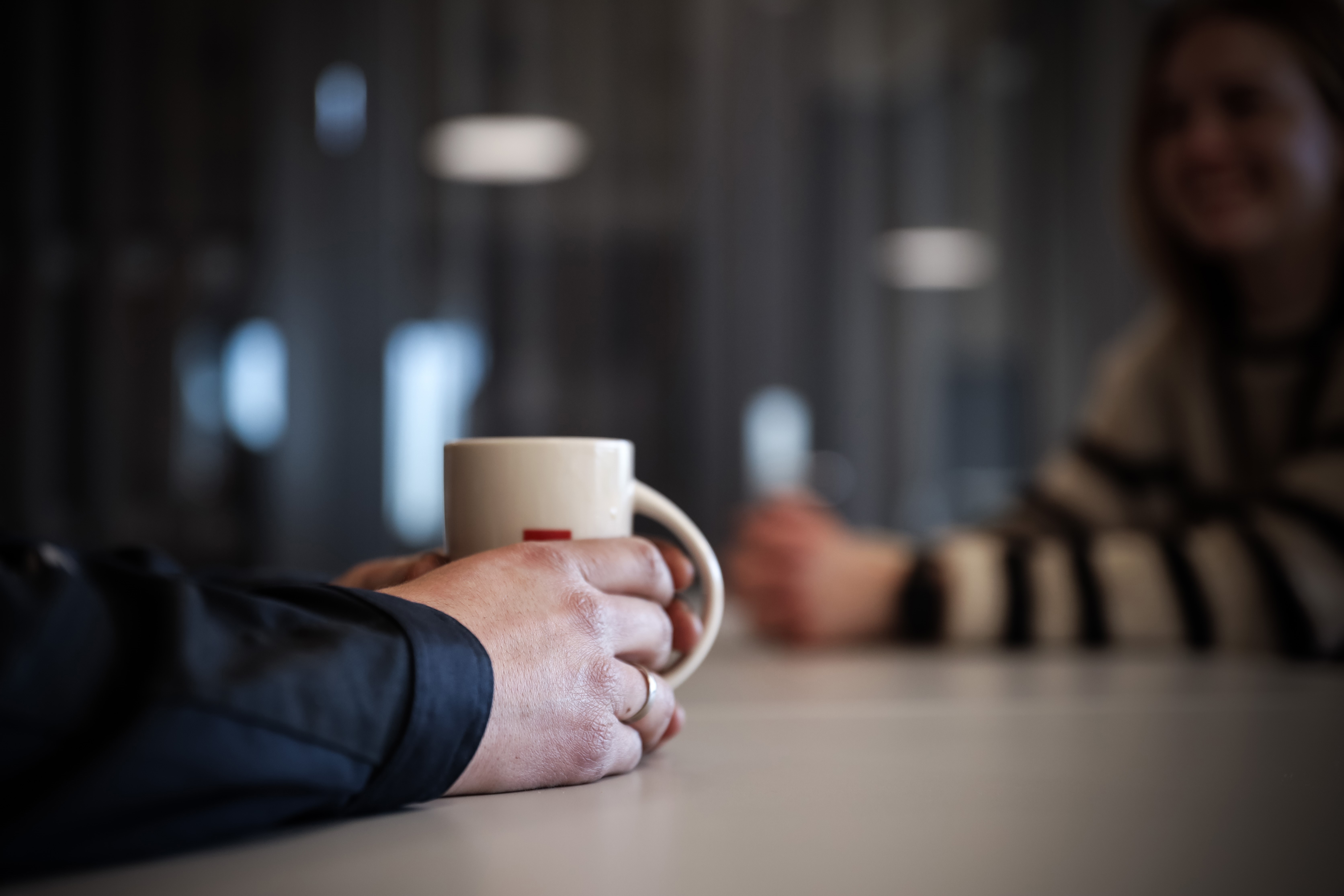 Hand holding coffe cup. Credit: Njål Frilseth