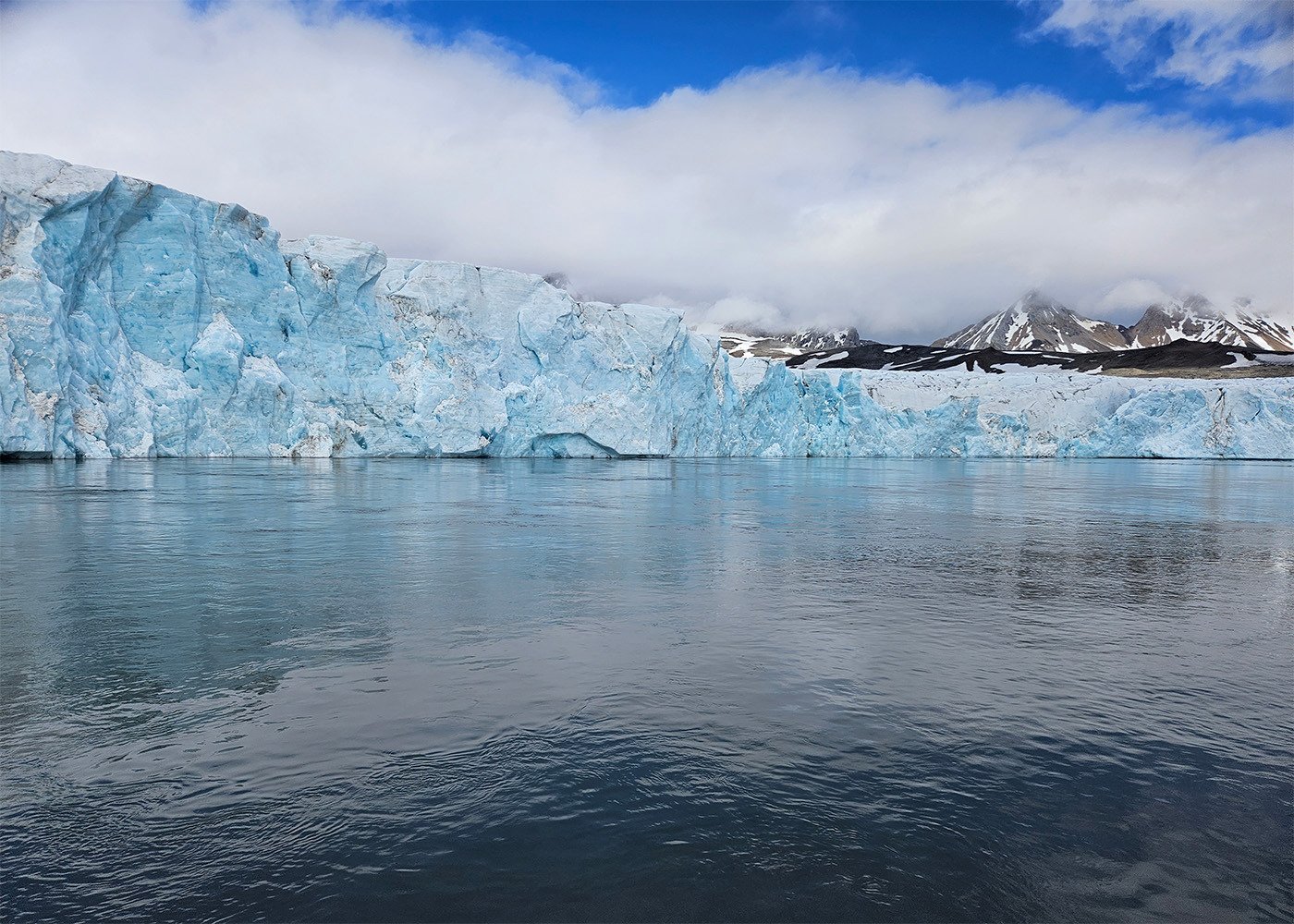 The Hans glacier at Svalbard seen from the sea