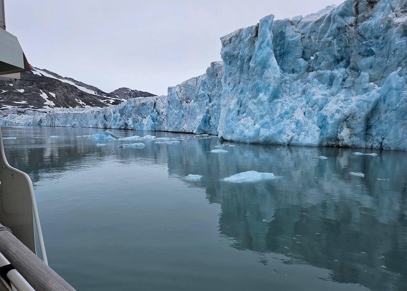 The Hans glacier at Svalbard seen from the sea