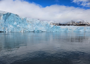 The Hans glacier at Svalbard seen from the sea
