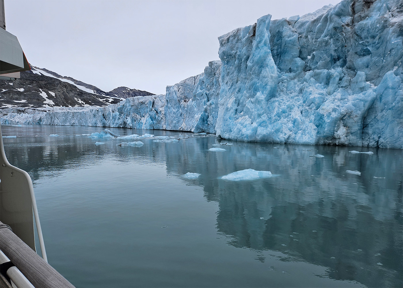 The Hans glacier at Svalbard seen from the sea