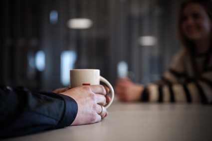 Hand holding coffe cup. Credit: Njål Frilseth