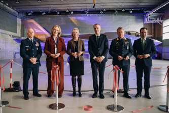 Image of people in front of F-35