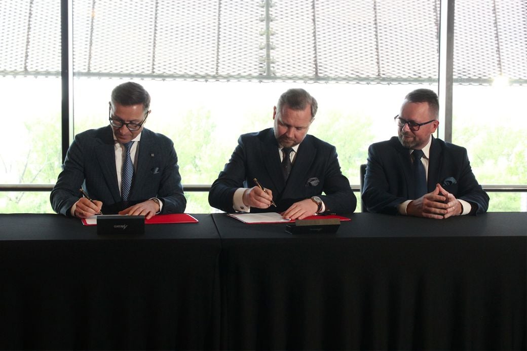 People from KONGSBERG and MESKO signing a contract