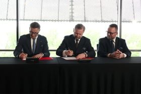 People from KONGSBERG and MESKO signing a contract 