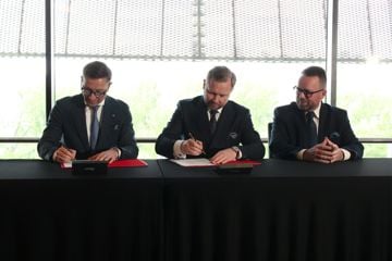 People from KONGSBERG and MESKO signing a contract 