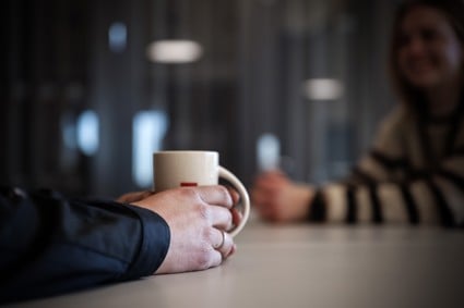 Hand holding coffe cup. Credit: Njål Frilseth