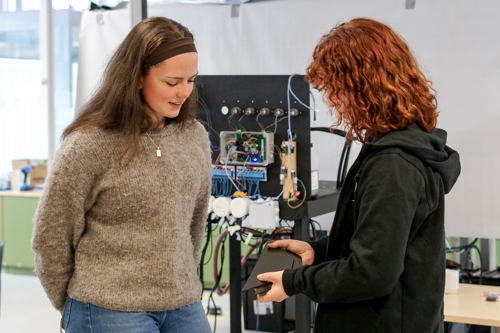 Image of 2 girls in the USN Horizon team